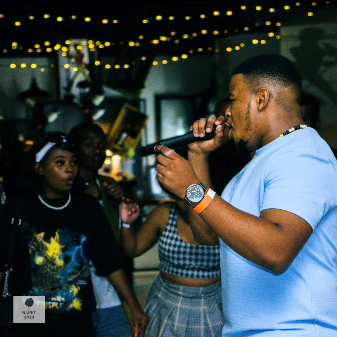 Boss Reminisce performing live